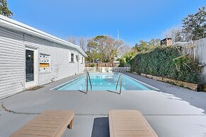 Fort Walton Home w/ Shared Pool - 2 Mi to Beach!