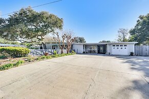 Fort Walton Home w/ Shared Pool - 2 Mi to Beach!