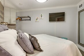 Steps to Galveston Beach: Condo w/ Pool Access