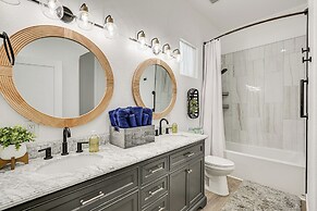 Grill & Patio: Charming Cabin in Munds Park