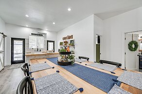 Grill & Patio: Charming Cabin in Munds Park