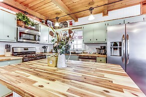 Cozy Ellijay Cabin: Hot Tub, Yard, & Resort Access