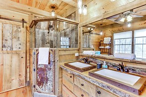 Cozy Ellijay Cabin: Hot Tub, Yard, & Resort Access