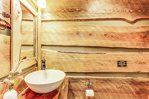 Cozy Ellijay Cabin: Hot Tub, Yard, & Resort Access