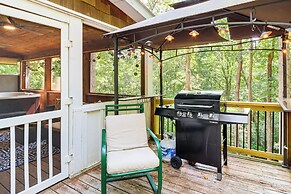 Cozy Ellijay Cabin: Hot Tub, Yard, & Resort Access