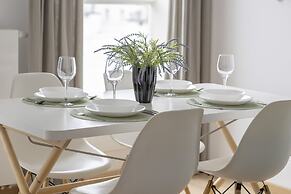 Bobrowiecka Modern Apartment by Renters