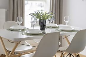 Bobrowiecka Modern Apartment by Renters