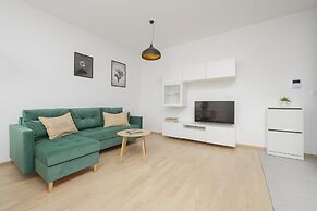 Bobrowiecka Modern Apartment by Renters