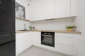 Bobrowiecka Modern Apartment by Renters