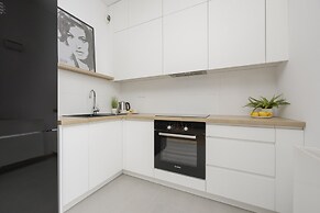 Bobrowiecka Modern Apartment by Renters