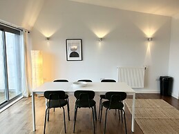 Stay in Style Modern 2 Bed Apartment