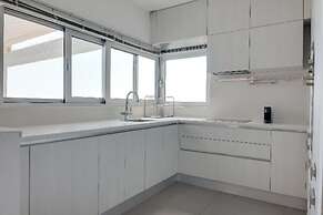 Phaedrus Living Beach Front Flat Kyma