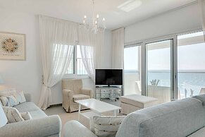 Phaedrus Living Beach Front Flat Kyma