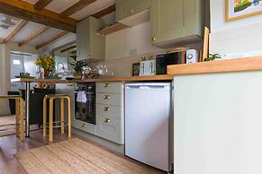 Remarkable 1-bed Cotswolds Cottage in Finstock