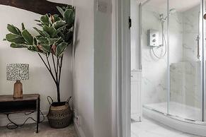 Remarkable 1-bed Cotswolds Cottage in Finstock