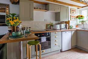 Remarkable 1-bed Cotswolds Cottage in Finstock