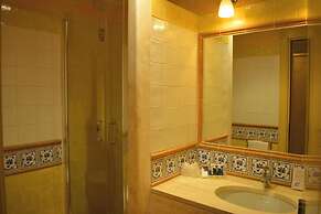 Tranquil Lantana Resort Hotel and Apartments 1-2km From Nora Beach