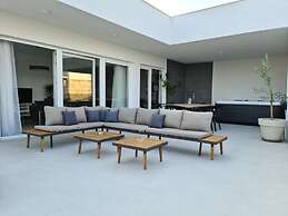 Exclusive Seafront Suites with hot tub