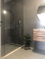 Exclusive Seafront Suites with hot tub