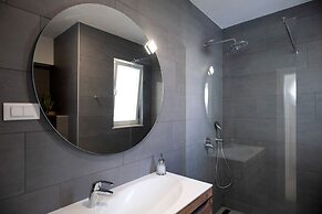 Exclusive Seafront Suites with hot tub