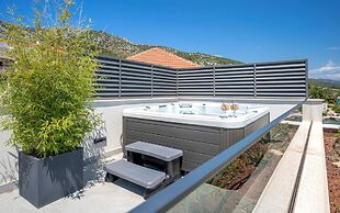 Exclusive Seafront Suites with hot tub