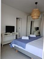 Exclusive Seafront Suites with hot tub