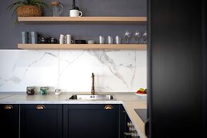 Exclusive Seafront Suites with hot tub