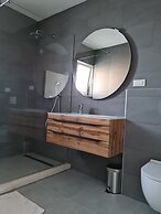 Exclusive Seafront Suites with hot tub