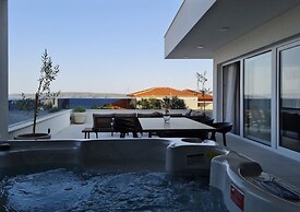 Exclusive Seafront Suites with hot tub