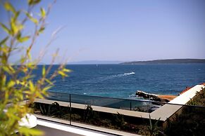 Exclusive Seafront Suites with hot tub