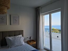 Exclusive Seafront Suites with hot tub