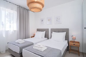 Exclusive Seafront Suites with hot tub