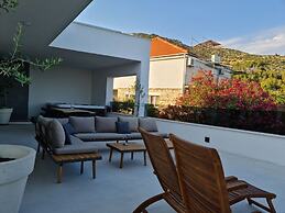 Exclusive Seafront Suites with hot tub