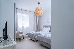 Exclusive Seafront Suites with hot tub