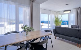 Exclusive Seafront Suites with hot tub