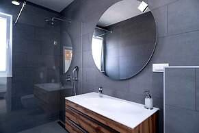 Exclusive Seafront Suites with hot tub