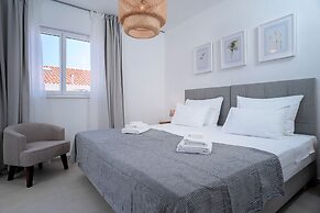 Exclusive Seafront Suites with hot tub