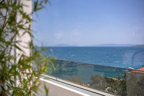 Exclusive Seafront Suites with hot tub