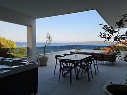 Exclusive Seafront Suites with hot tub