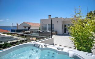 Exclusive Seafront Suites with hot tub