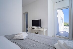 Exclusive Seafront Suites with hot tub