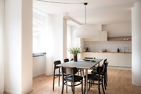 Queens Courtyard by Daniel & Jacob's