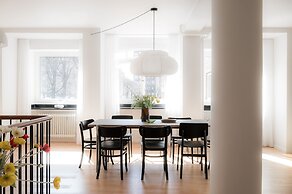 Queens Courtyard by Daniel & Jacob's