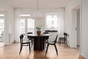 Queens Courtyard by Daniel & Jacob's