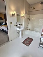 The Kings Throne Inn and Guest House