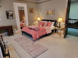 The Kings Throne Inn and Guest House