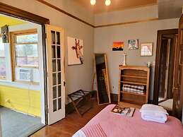 The Kings Throne Inn and Guest House