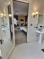 The Kings Throne Inn and Guest House