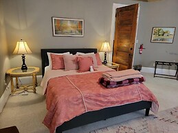 The Kings Throne Inn and Guest House