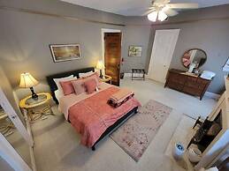 The Kings Throne Inn and Guest House